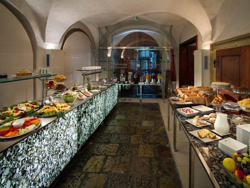 Three Storks Hotell Prag Exteriör bild The buffet at the restaurant